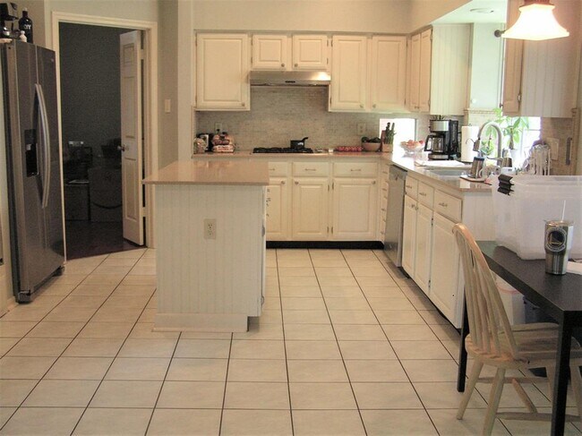 Building Photo - 1111 Valley Acres Rd