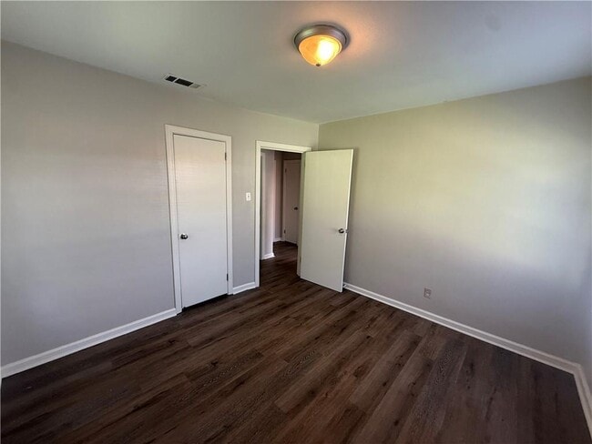 Building Photo - 3056 Pleasant Valley Rd