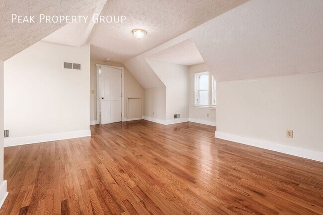 Building Photo - 1369-1371 Summit Street-1371 Summit Street