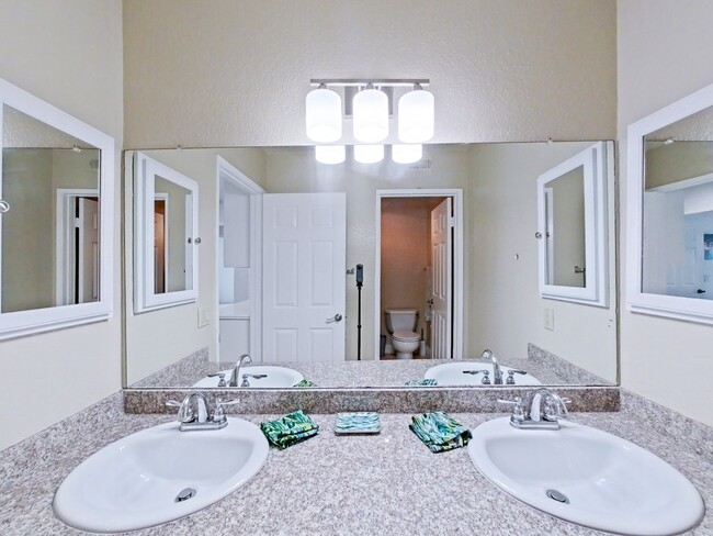 Building Photo - Spectacular 4 bedroom family home with oce...