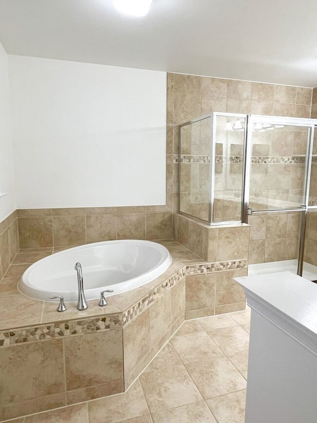 Building Photo - Sizable End Unit Townhome in Wheaton w/ 2 Car Garage!