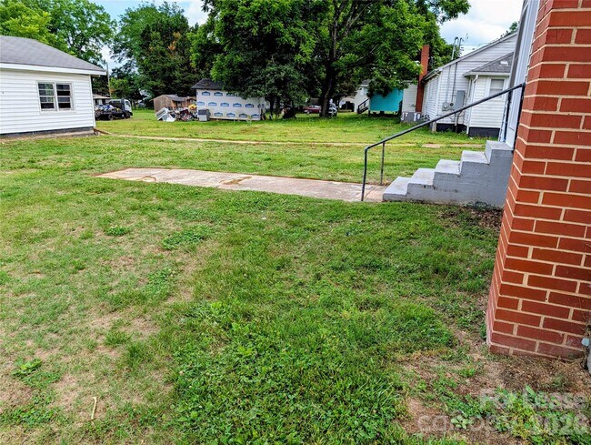 Building Photo - 829 Bristol Dr
