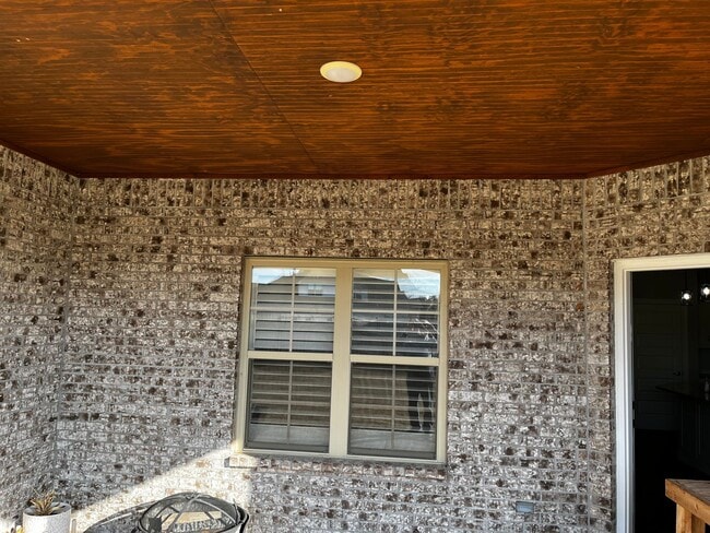 Building Photo - Custom Built home in a quiet subdivision