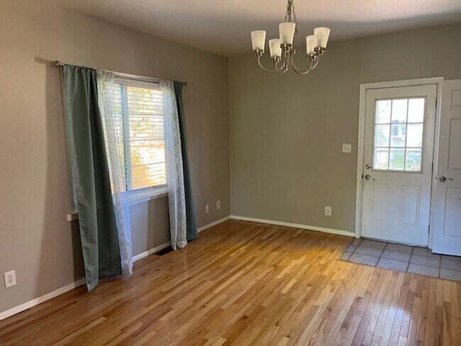 Building Photo - Old Town Updated 3 bed home w detached garage