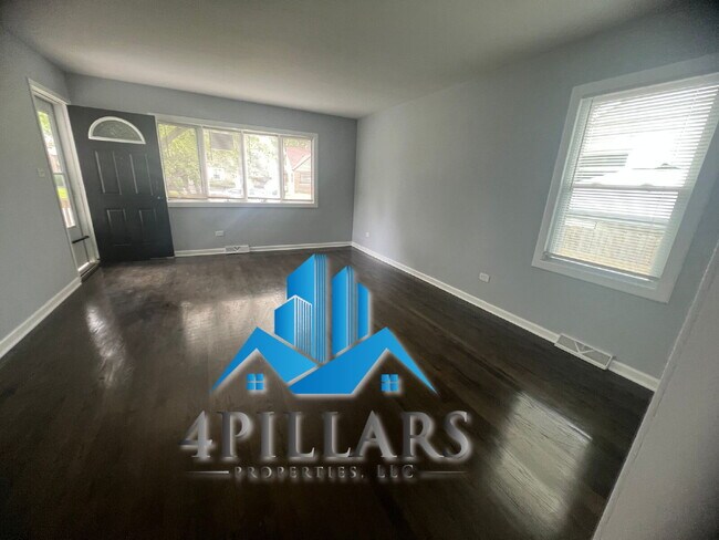 Building Photo - "Charming 2-Bedroom Gem with Finished Basement & Gleaming Hardwood Floors in Hammond!"