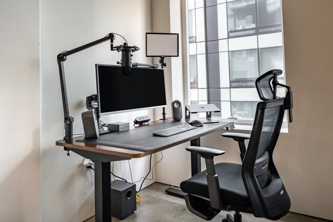 Building Photo - 18 10th St