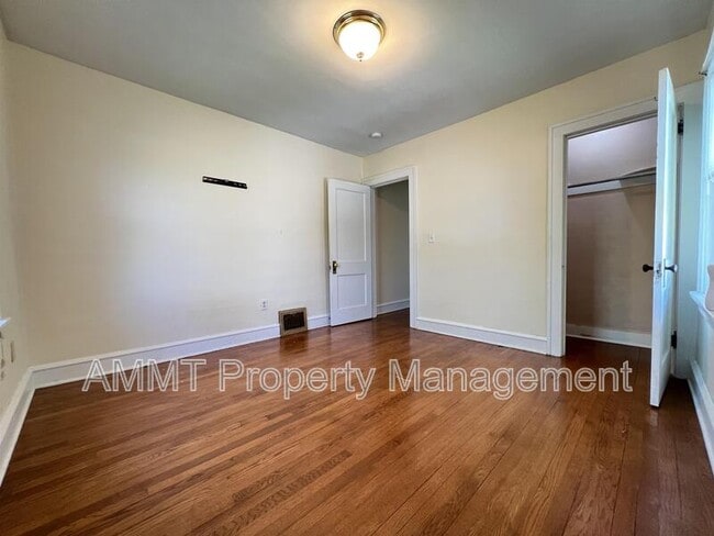 Building Photo - 421 19th St NE