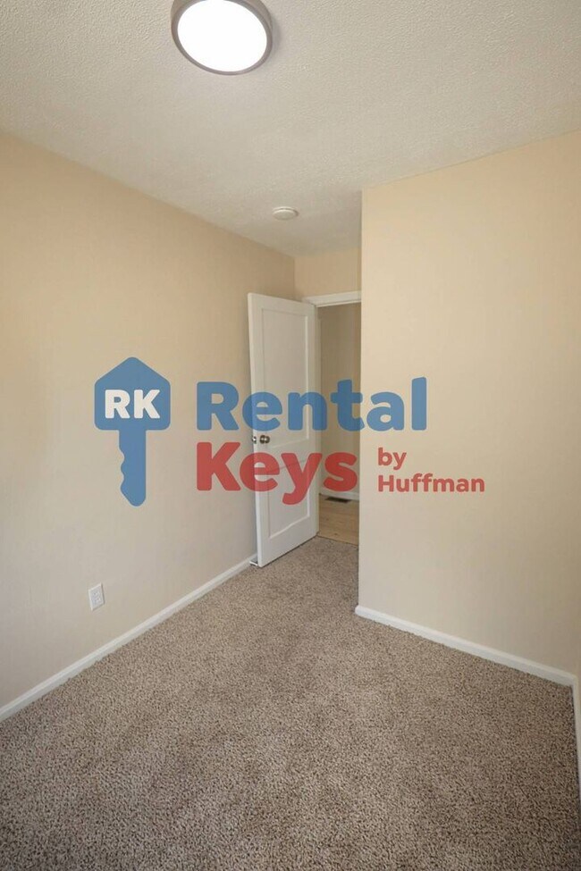 Building Photo - Three Bedroom House | New Flooring