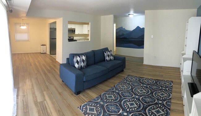 Building Photo - Nicely Updated Terrace Level  1/1 condo