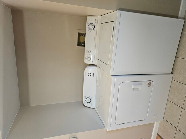 Building Photo - 687 Rosner Dr