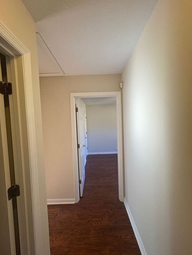 Building Photo - 3 Bed/2 Bath with Deck/Yard in quite neigh...