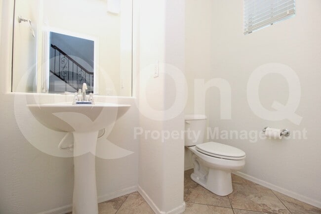 Building Photo - 3221 E Virgil Dr
