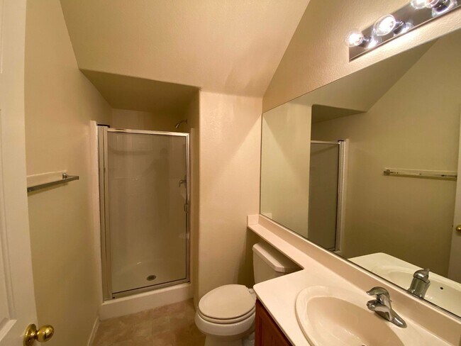 Building Photo - Beautiful & spacious home on an oversized ...