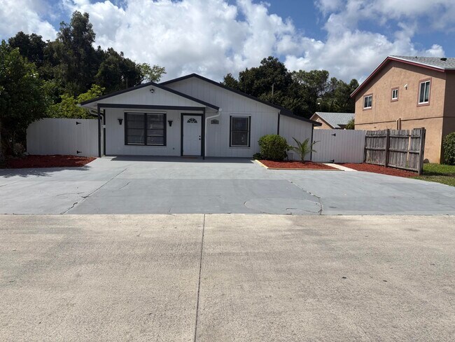 Building Photo - 3825 Patio Ct