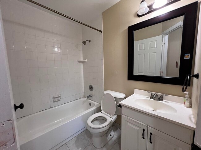 Building Photo - 5202 Bayside Dr