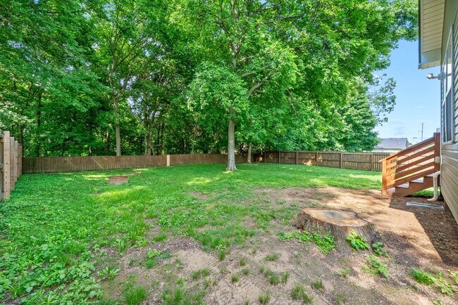 Building Photo - Pet Friendly Three Bedroom with Bonus!