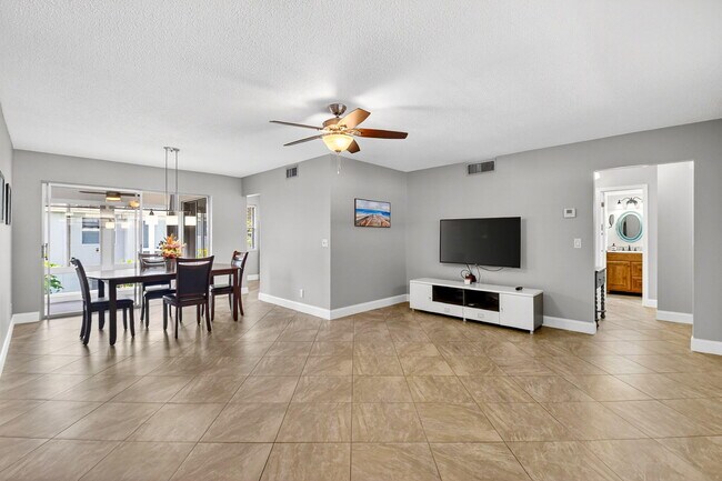 Building Photo - 18 Colonial Club Dr