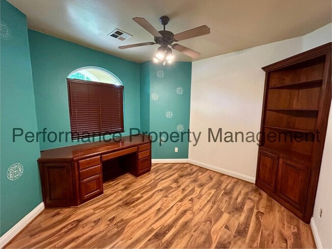 Building Photo - Gorgeous 2 Bed/2.5 Bath + Office w/ Lake V...