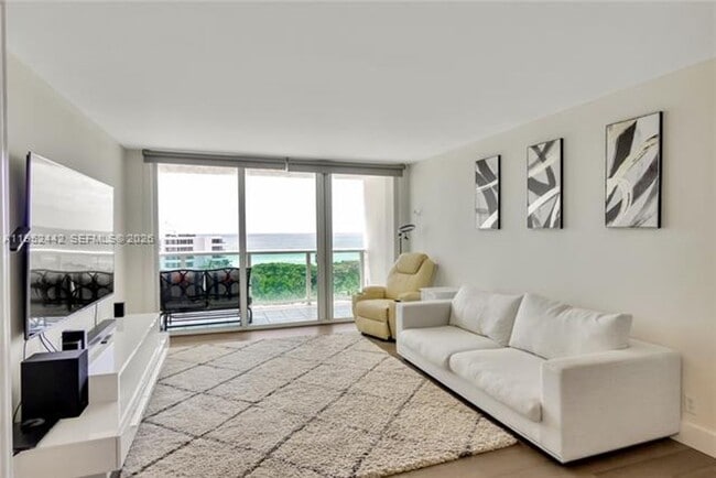 Building Photo - 100 Bayview Dr