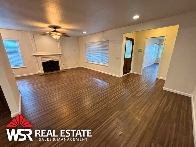 Building Photo - Spacious 5 Bedroom Home Near Victoria Ave with Easy Freeway Access