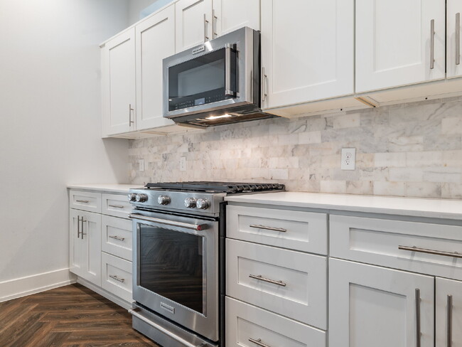 Building Photo - "Charming 4-Bed Houston Haven with Elegance on East 32nd Street!"