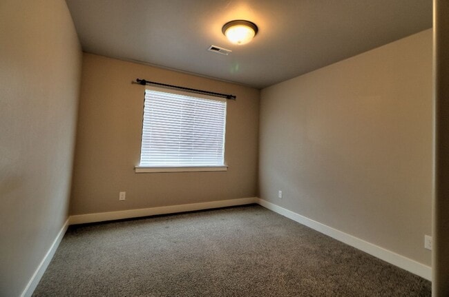 Building Photo - 3 bed 2.5 bath townhome in Salem