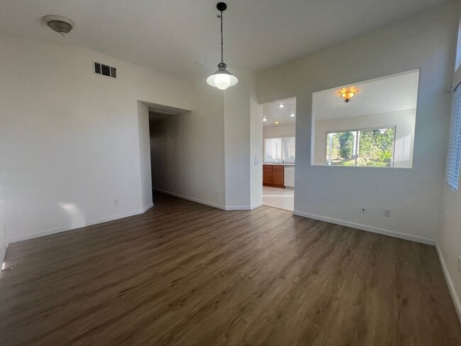Building Photo - Beautiful upgraded 3 bedroom in Mission Grove!