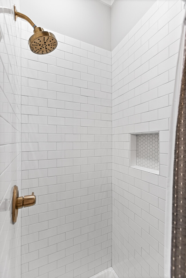 Main floor bathroom - 1585 Sinclair Ave