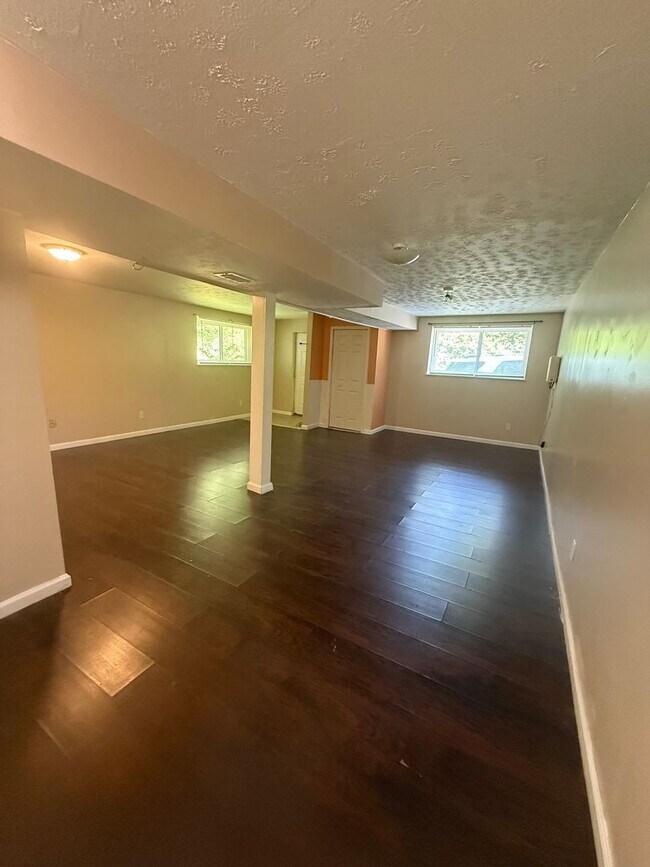 Building Photo - 3 Bedroom Single Family Home
