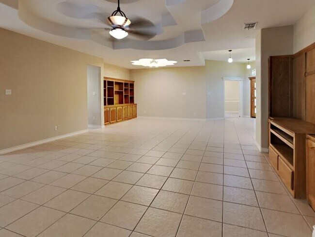 Building Photo - *No Application Fee* *$500 off First Month...