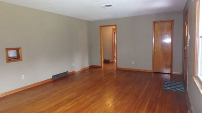 Building Photo - Wonderful 3 Bed 1 Bath House w/ Bonus Room!