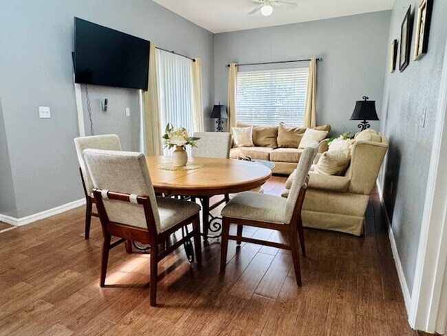 Building Photo - Fully Furnished 4 Bedroom 3 Bath Townhome ...