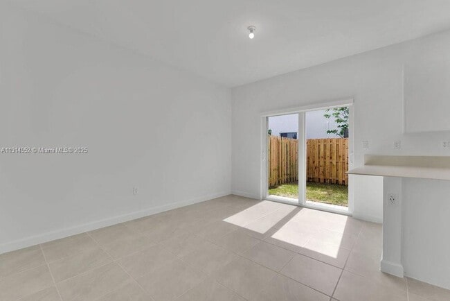 Building Photo - 2558 SE 27th Dr