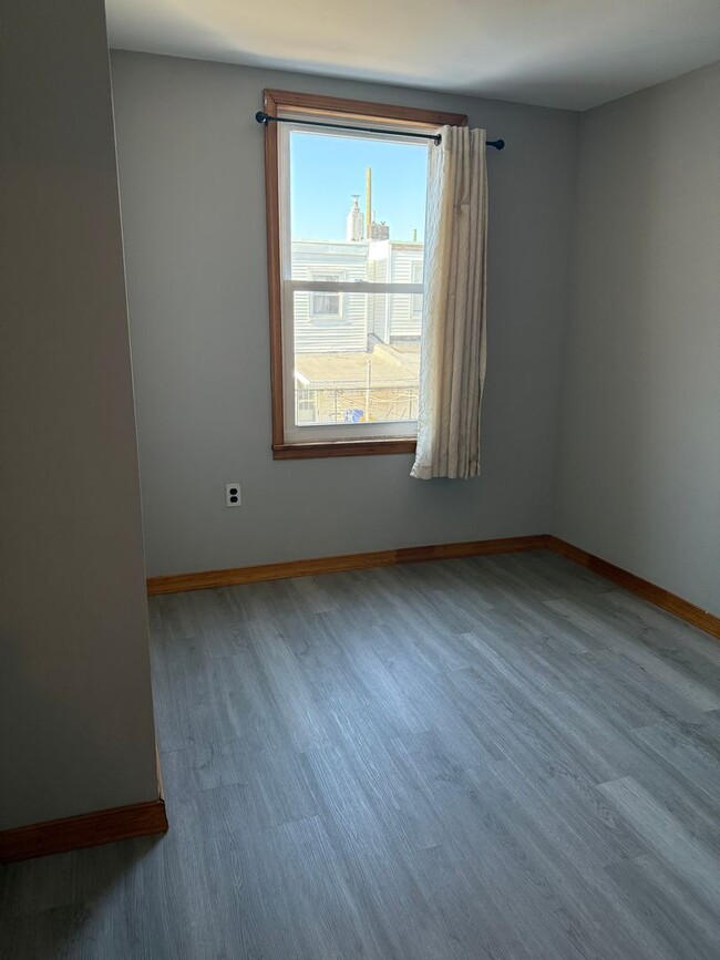 Building Photo - Charming 3-Bedroom Home in Port Richmond A...