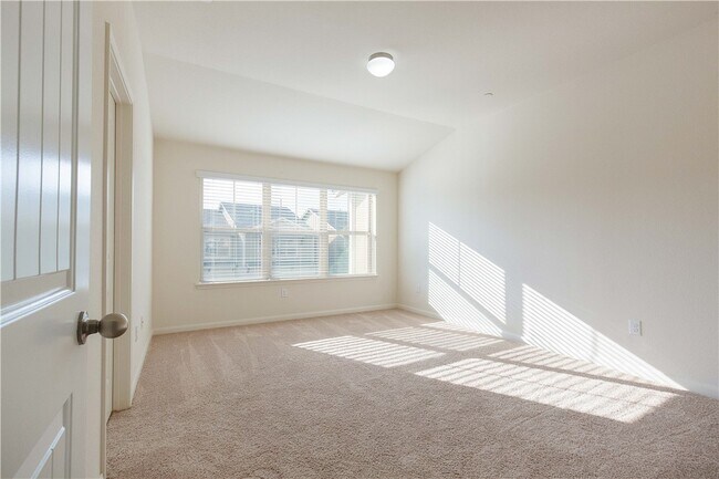 Building Photo - 1620 Bryant Dr