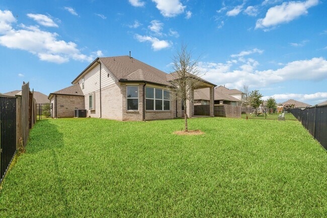 Building Photo - 75 Carmel Dr