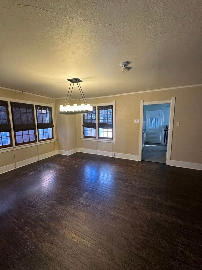 Building Photo - CHARMING 2 BEDROOM, 1 BONUS ROOM, 2 BATHRO...