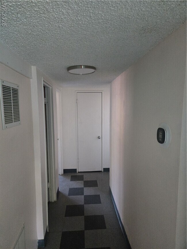 Building Photo - 1305 E Phillips Ave