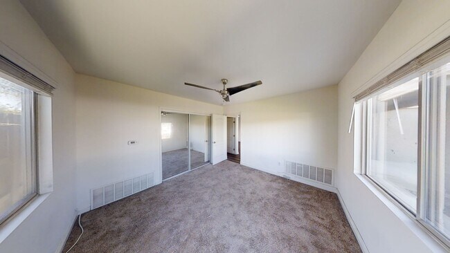 Building Photo - Remodeled! LARGE Living Room!