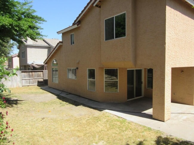 Building Photo - 4 Bed, 2.5 Bath Home with 3-Car Garage in Clovis Unified School District