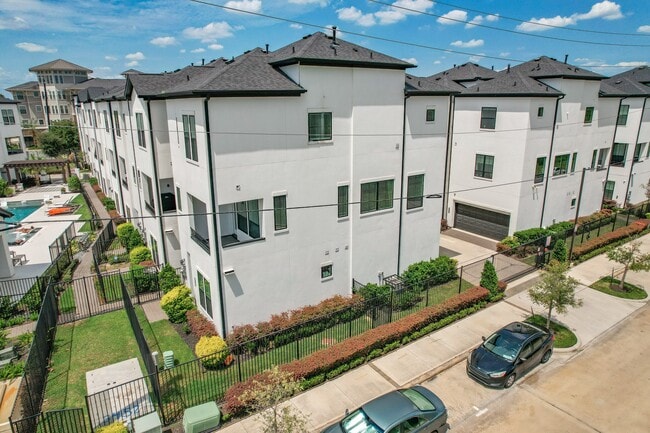 Building Photo - 2812 Grand Fountains Dr