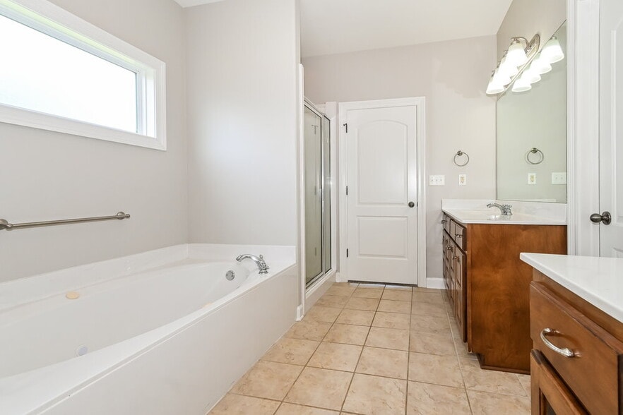 Building Photo - 3373 Champion Hills Dr