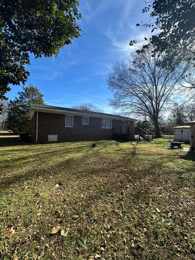 Building Photo - 3 bedroom home near Wire Park