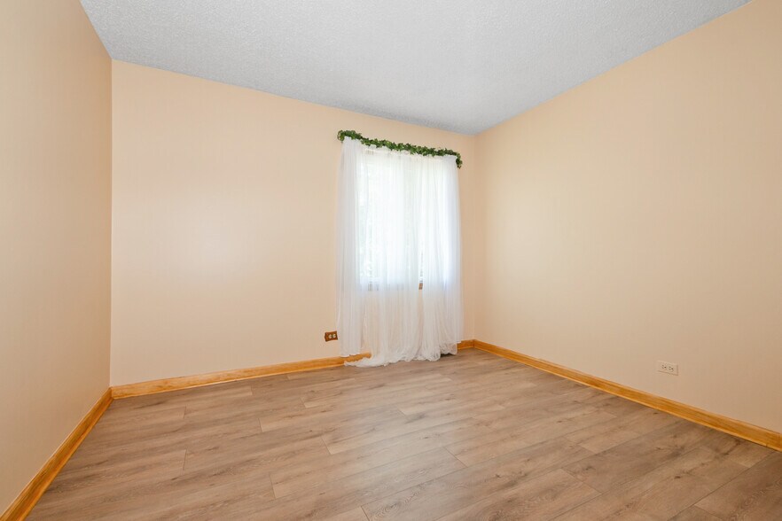 Building Photo - 16203 Fox Ct