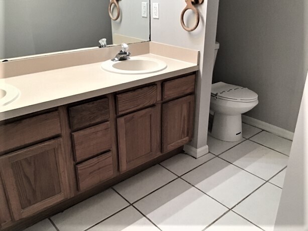 Building Photo - 805 Topaz Dr