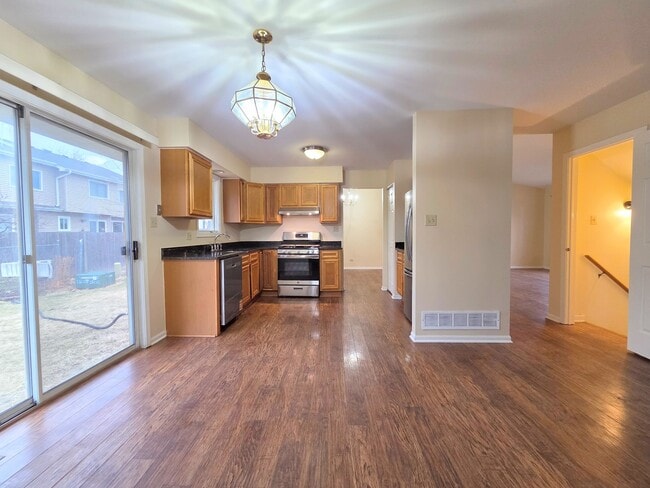 Building Photo - 1013 Meadow Lake Dr