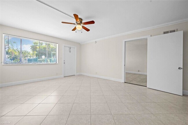 Building Photo - 3 br, 2 bath House - 2175 NE 56th St Apt 110