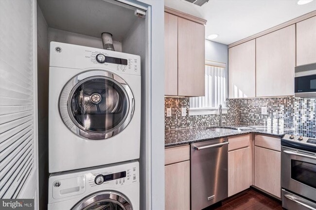 Building Photo - 8934 Battery Pl