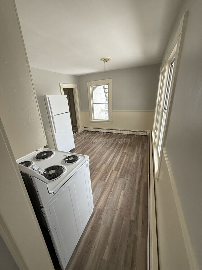 Building Photo - 2 Front Pl