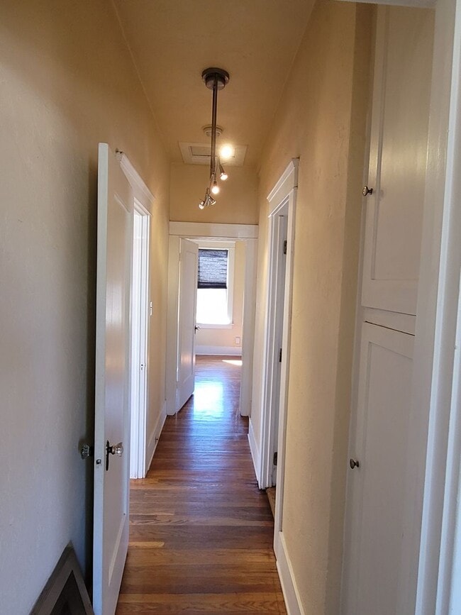 Building Photo - Craftsman home 2bed 1 bath, garage on a la...